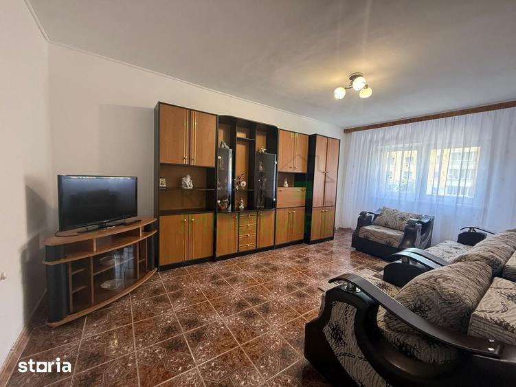 Apartament cu 3 camere decomandat în Tractorul