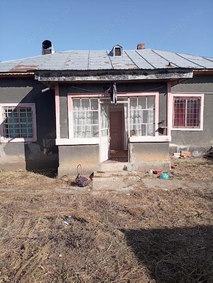 Casă cu 4 camere cu Teren 1400 Mp în Caravaneți