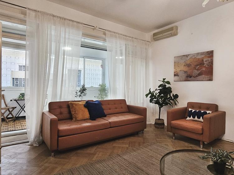 Apartament cu 4 camere semidecomandat, mobilat în Capitale