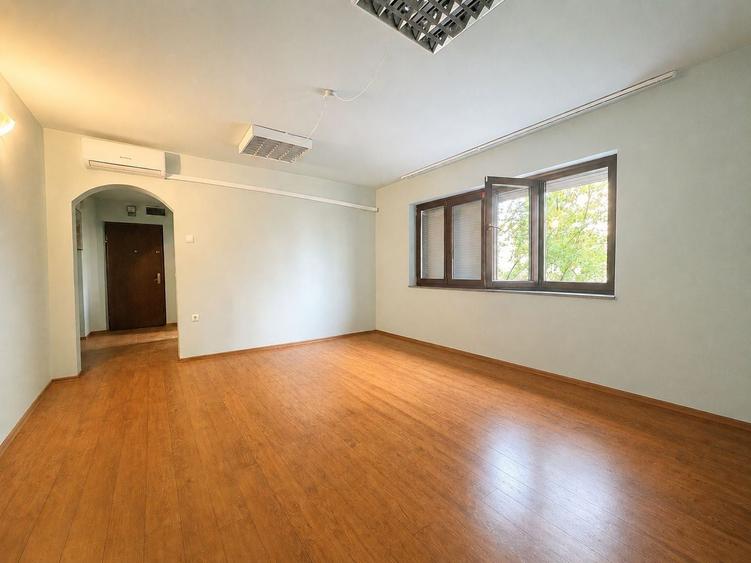 Apartament cu 3 camere semidecomandat în Aradului