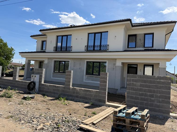 Duplex cu 5 camere cu Teren 300 Mp în Dumbrăvița