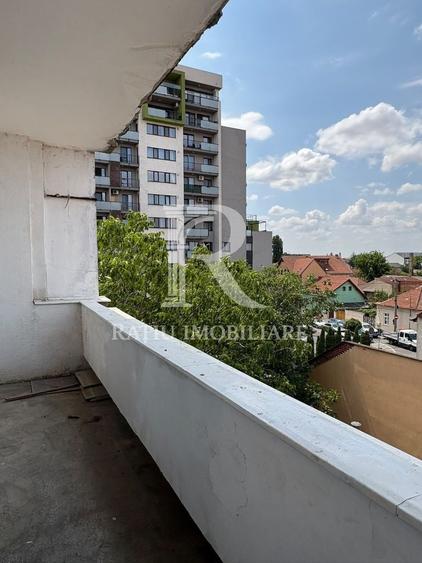 Apartament cu 3 camere decomandat, mobilat în Central