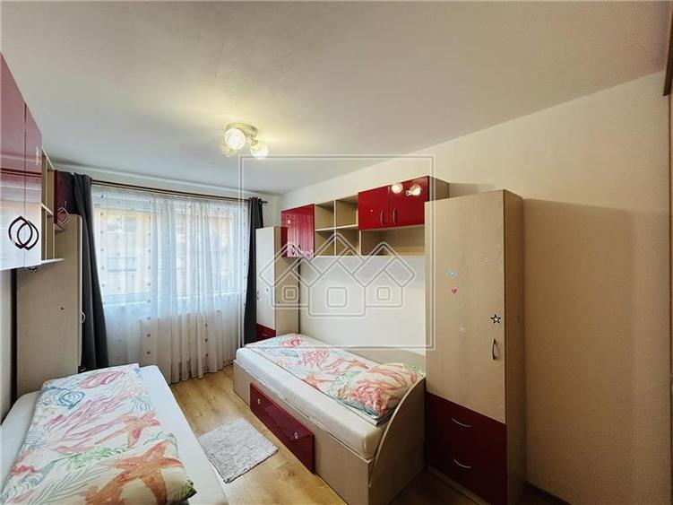 Apartament cu 3 camere decomandat în Hipodrom 1
