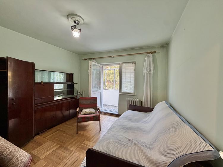 Apartament cu 4 camere decomandat, mobilat în Dâmbovița