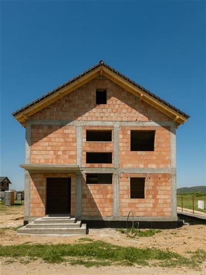 Casă cu 5 camere cu Teren 400 Mp în Periferie