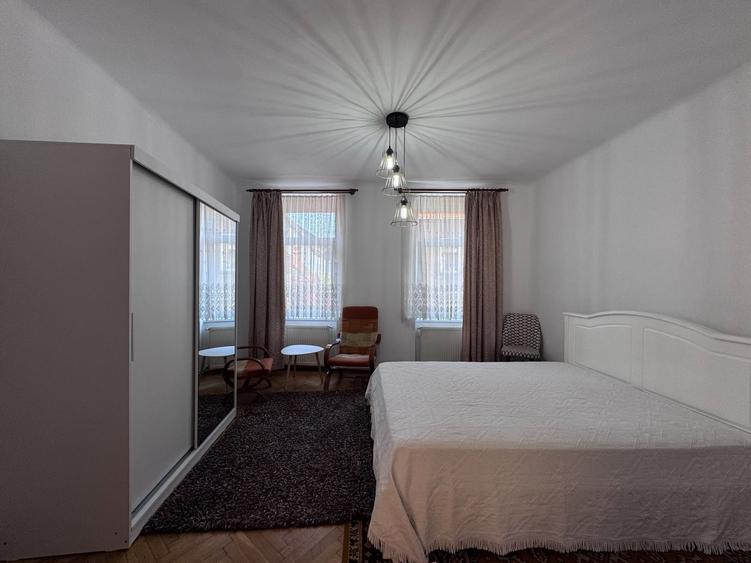 Apartament la casa, cu 3 camere, semidecomandat, zona centrala, str. Sitei - 9