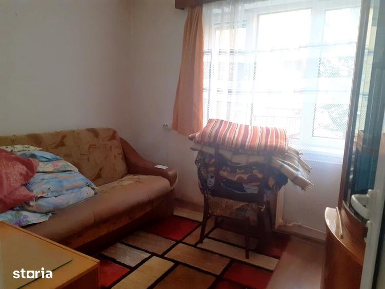 Apartament cu 3 camere semidecomandat în Mărăști