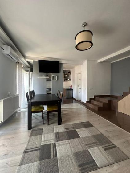 Apartament cu 4 camere semidecomandat în Florești