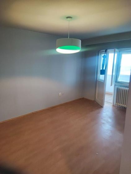 Apartament cu 3 camere decomandat în Lacul Tei