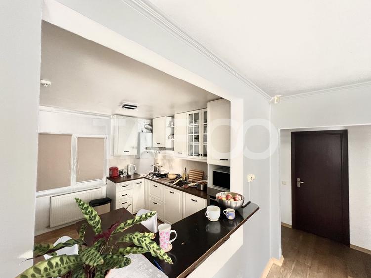 Penthouse cu 4 camere semidecomandat, mobilat în Între Lacuri