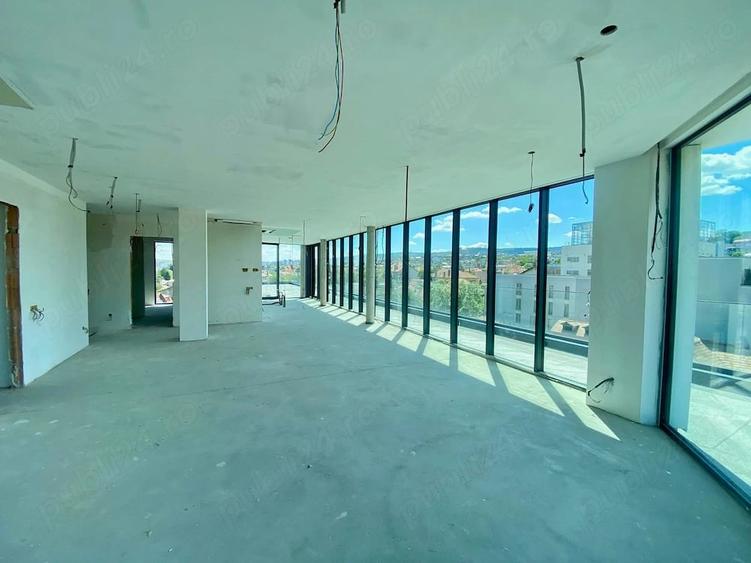 Apartament cu 3 camere semidecomandat în Calea Turzii