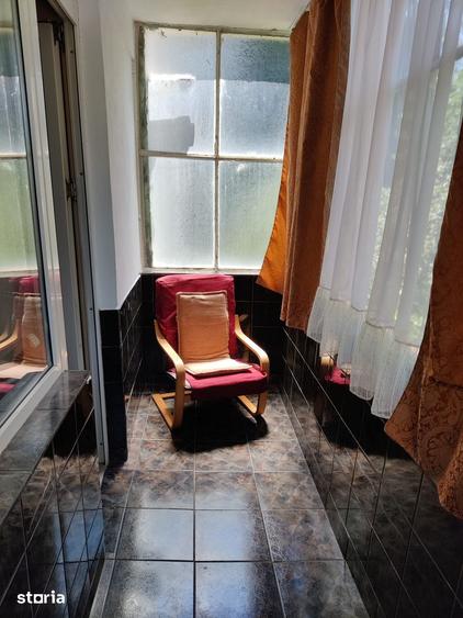 Apartament cu 3 camere semidecomandat în Far