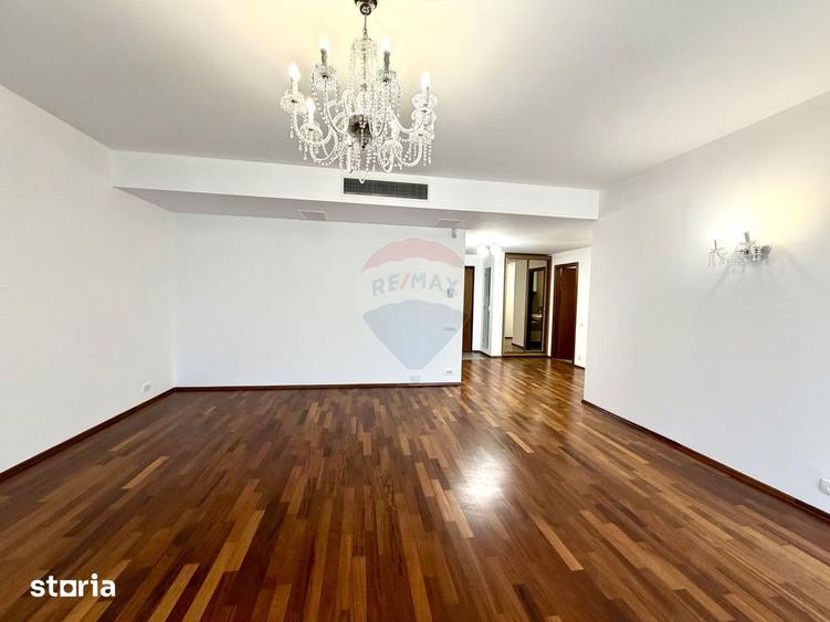 Apartament cu 4 camere semidecomandat, mobilat în Băneasa