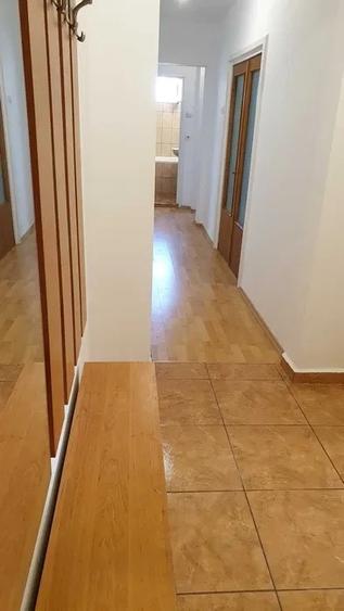 Apartament cu 3 camere decomandat în P-ța Victoriei