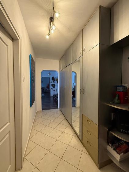 Apartament cu 4 camere semidecomandat, mobilat în Mihai Bravu