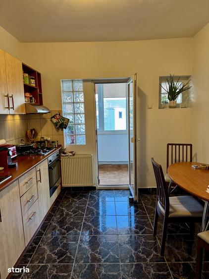 Apartament cu 4 camere decomandat în Pajura