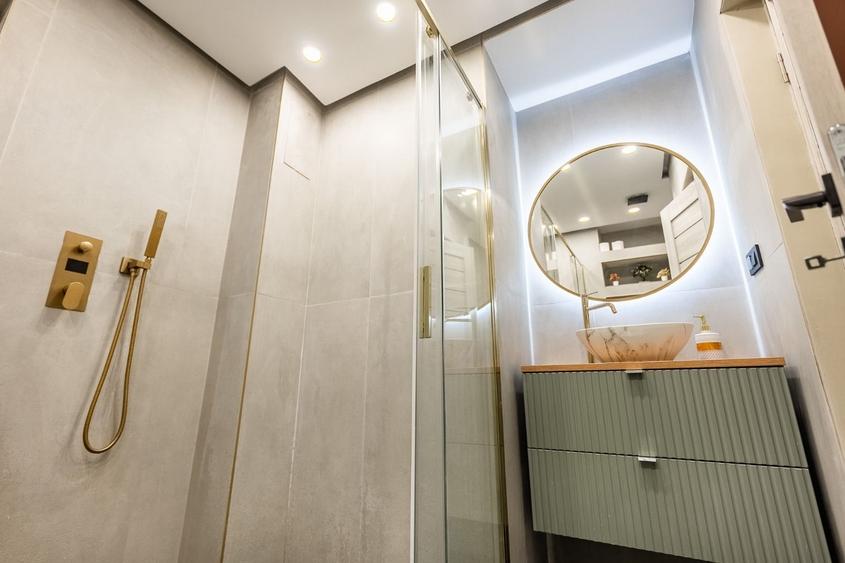 Apartament cu 5 camere decomandat, mobilat în Magheru