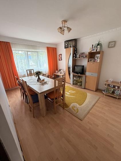 Apartament cu 4 camere decomandat în Exterior Vest