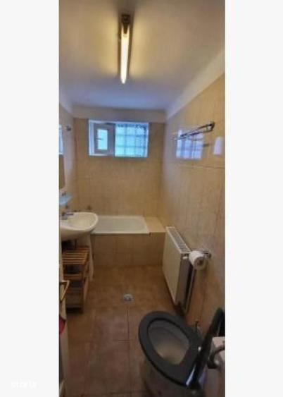Apartament cu 3 camere semidecomandat în Moșilor