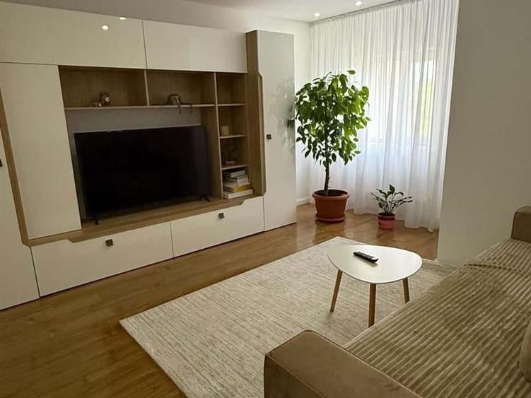 Apartament cu 3 camere decomandat, mobilat în Central