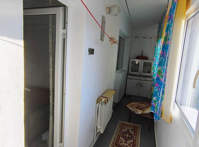 Apartament cu 3 camere decomandat, mobilat în Școlilor
