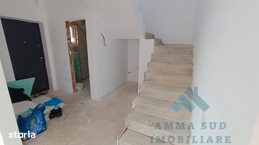 Casă cu 10 camere cu Teren 700 Mp în Furnica