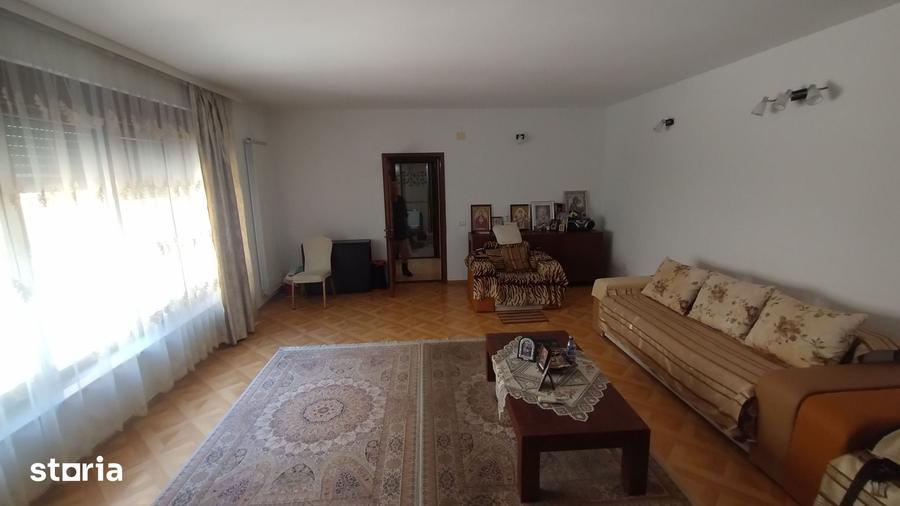 Casă cu 5 camere cu Teren 270 Mp în Adamclisi
