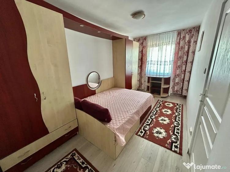 Apartament cu 3 camere semidecomandat în Cetate