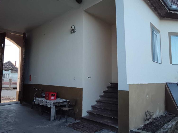 Casă cu 4 camere în Mândra