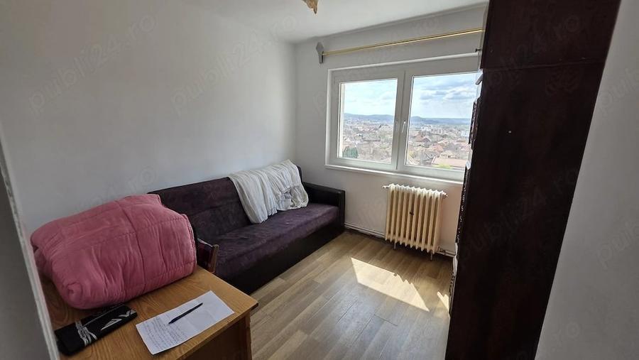 Inchiriez apartament cu 3 camere in zona centrala - 1