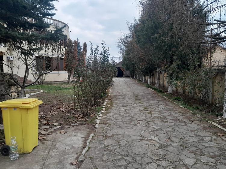 Casă cu 8 camere cu Teren 1450 Mp în Joița