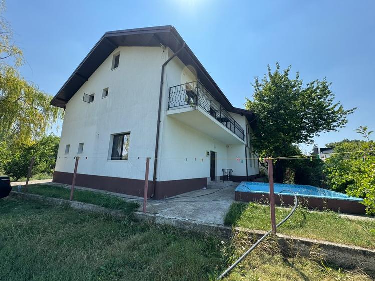 Casă individuală cu 16 camere cu Piscina în Copou