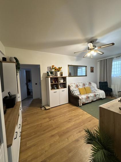 Apartament cu 3 camere semidecomandat în Titan
