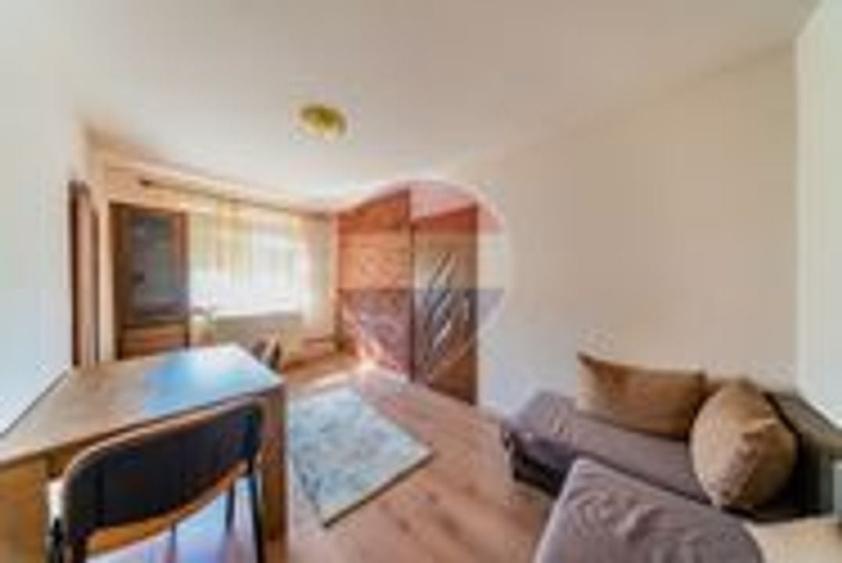 Apartament cu 2 camere semidecomandat, mobilat în Intim
