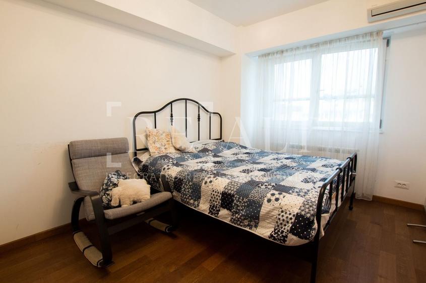Apartament cu 3 camere semidecomandat, mobilat în P-ța Victoriei