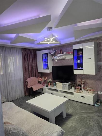 Apartament cu 3 camere semidecomandat, mobilat în Zimbru