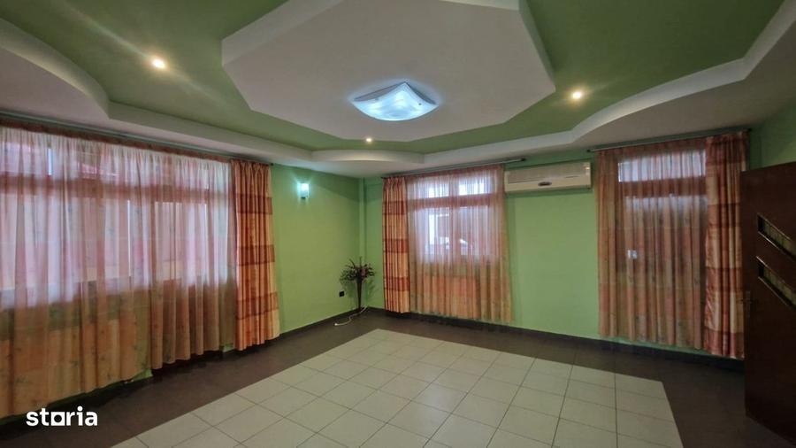 Spațiu comercial, de 800 mp, în Rovine