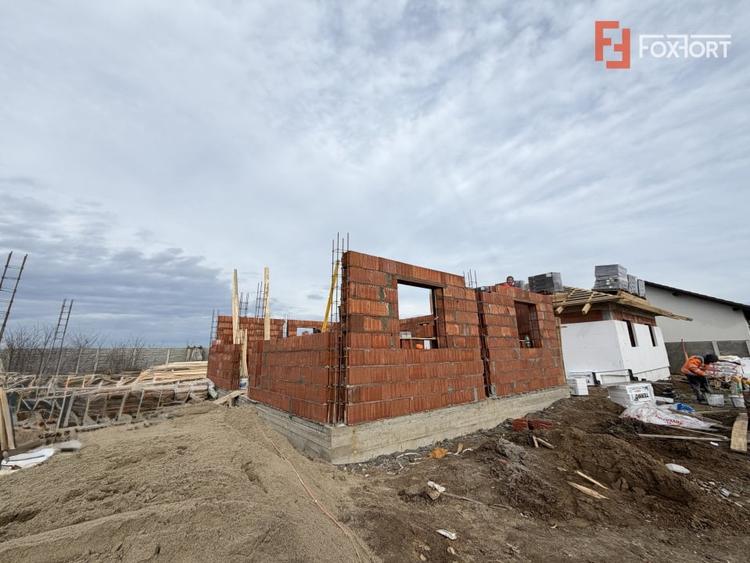 Casă individuală cu 3 camere cu Canalizare în Sânandrei