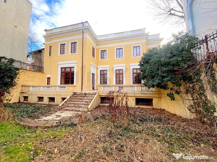 Casă cu 7 camere cu Canalizare în Romană
