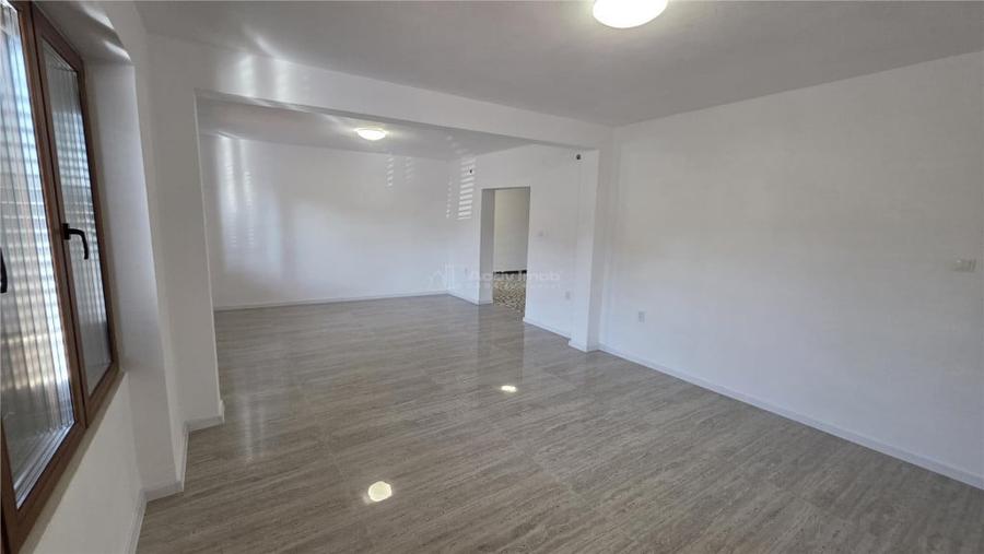 Spațiu comercial, de 130 mp, în Răcășdia