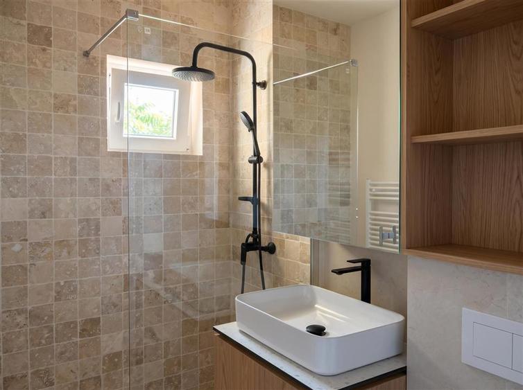 Apartament cu 2 camere semidecomandat, mobilat în Ultracentral