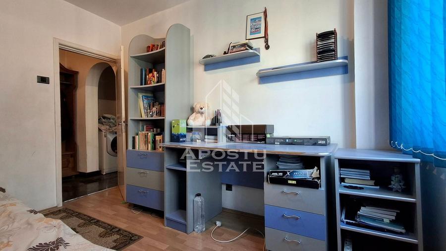 Apartament cu 4 camere semidecomandat, mobilat în Micălaca