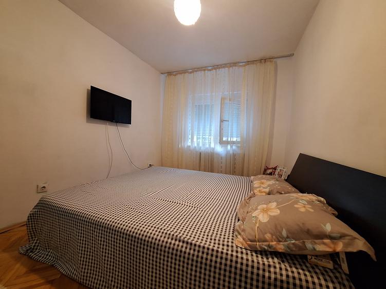 Apartament cu 3 camere semidecomandat, mobilat în Lipovei