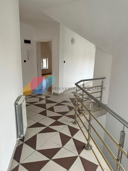 Casă individuală cu 7 camere cu Canalizare în Zorilor