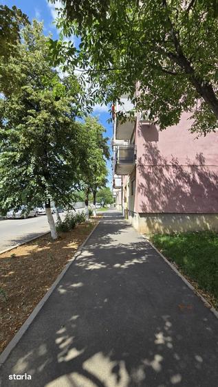 Apartament cu 4 camere decomandat în Micro 17