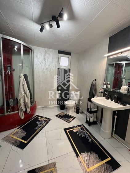 Casă individuală cu 7 camere cu Canalizare în Teliucu Inferior