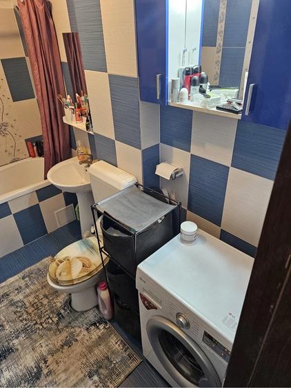 Apartament cu 3 camere decomandat în Girocului