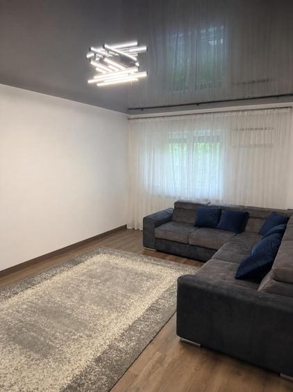 Apartament cu 4 camere decomandat în Tineretului