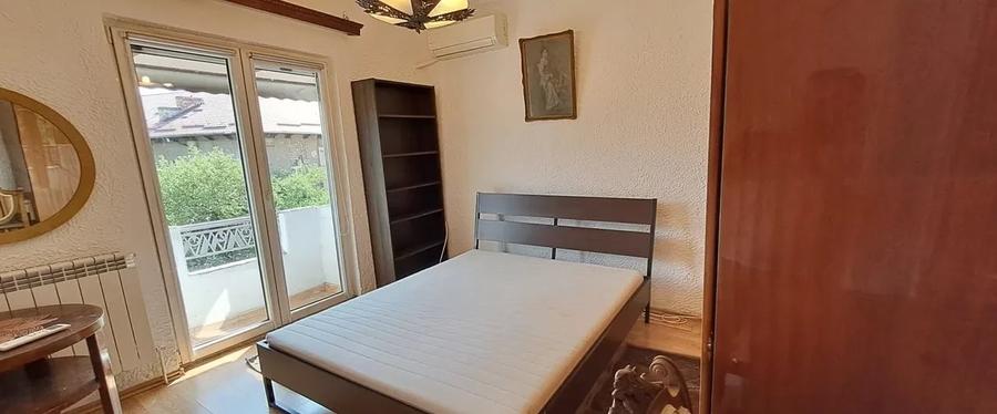 Apartament cu 3 camere semidecomandat, mobilat în Dacia