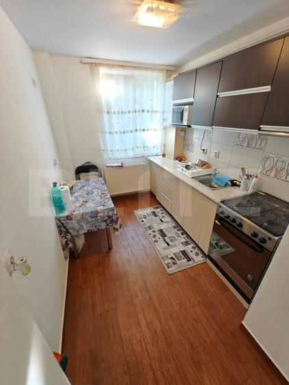 Apartament cu 3 camere semidecomandat, mobilat în Calea București